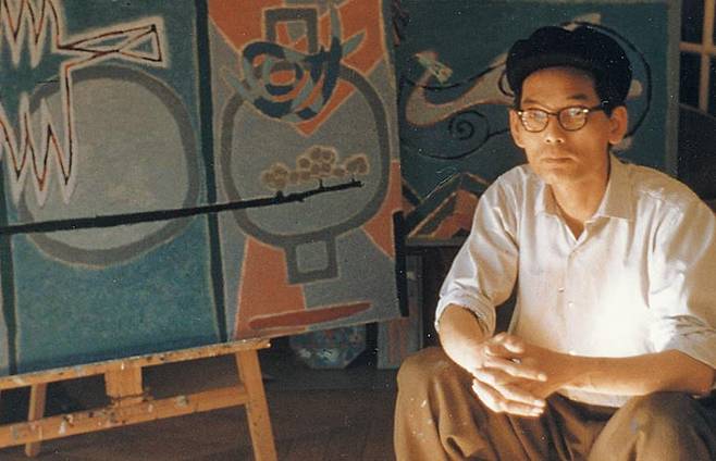 1957년 프랑스 파리의 아틀리에에 있는 김환기. /대구미술관