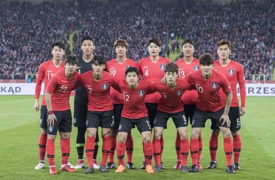 축구국가대표팀이 27일(현지시간) 폴란드 카토비체 주 호주프 실레시안 경기장에서 열린 폴란드전에서 기념촬영하고 있다. 왼쪽 위부터 시계방향으로 손흥민, 골키퍼 김승규, 홍정호, 기성용, 정우영, 장현수, 김민재, 이재성, 박주호, 이용, 권창훈. [연합뉴스]