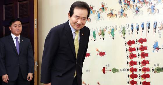 정세균 국회의장이 28일 국회에서 열린 퇴임 기자간담회에서 취재진을 보고 인사하고 있다. [연합뉴스]