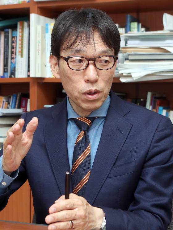 아오시마 야이치 히토쓰바시대 교수는 불확실성에 대한 투자를 피하는 행태로는 일본이든, 한국 기업이든 생존할 수 없다고 짚었다. 최정동 기자