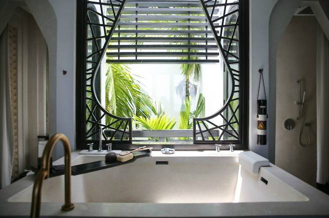 블랙 앤 화이트 인테리어로 꾸며져 모던하고 앤티크한 분위기를 연출한다. (사진=스테이앤모어 제공)