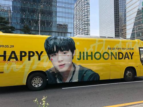 박지훈 생일 축하를 알리는 대형버스 광고판