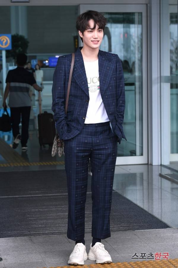 패션쇼 참석차 인천국제공항 제2여객터미널을 통해 프랑스 파리로 출국하고 있는 엑소 카이. 사진=장동규 기자 jk31@hankooki.com