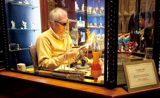 디즈니 유리 제품을 만드는 장인