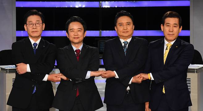 이재명 더불어민주당, 남경필 자유한국당, 김영환 바른미래당, 이홍우 정의당 경기도지사 후보가 29일 오후 서울 영등포구 여의도동 KBS에서 열린 2018 지방선거 경기도지사 토론회에 앞서 기념촬영을 하고 있다. 사진공동취재단