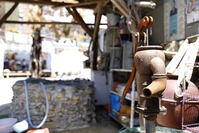 '담양 추억의 골목'에서 만나는 작두펌프와 마을우물 풍경. 가난해서 불편했던 그때 그 시절의 추억을 몽실몽실 피워주는 추억 속의 골목이다. ⓒ이돈삼