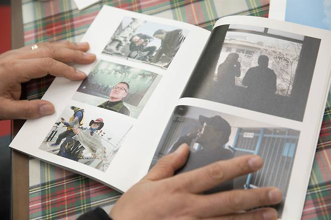 분노와 공포감에서 봄꽃의 아름다움을 느끼고 바다 낚시를 즐기는 등 일상을 되찾은 오월 광주 민주화 유공자들. ⓒ서울시사회적경제지원센터