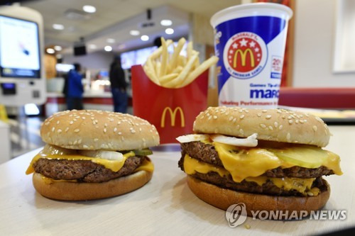 냉동 패티 대신 신선한 냉장고기가 들어간 맥도날드 햄버거 [AP=연합뉴스]