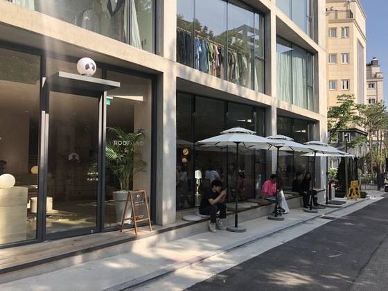 한남동 '루프앤드'의 외관. 한강진역 공용주차장 아래 신축 건물 1층에 자리 잡았다.