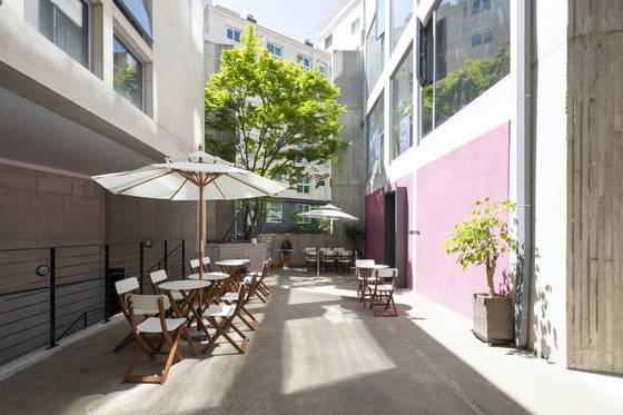 건물 뒤편 야외 공간에 마련된 루프앤드의 테라스 좌석들. [사진 루프앤드]