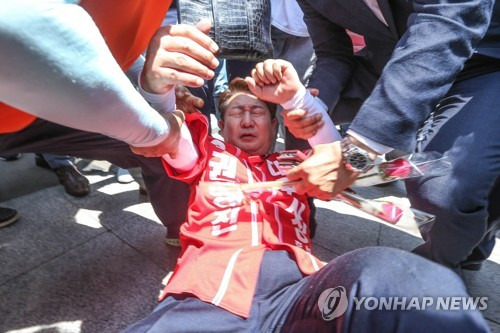 넘어지는 권영진 후보 (대구=연합뉴스) 자유한국당 권영진 대구시장 후보가 31일 오후 대구시 중구 반월당 유세현장에서 넘어져 다치고 있다. 2018.5.31 [경북일보 제공=연합뉴스]  photo@yna.co.kr