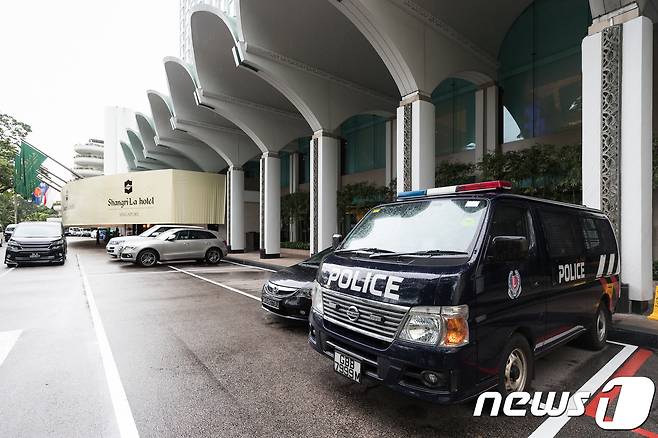 내달 12일로 예정된 북미정상회담 개최 유력 후보지로 거론되는 싱가포르 샹그릴라 호텔에 현지 경찰차가 배치돼 있다. © News1 유승관 기자