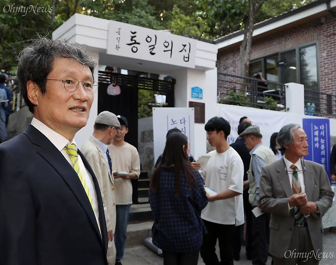 늦봄  문익환 목사 탄생 100주년 행사가 열린 1일 오후 서울 강북구 수유동 문 목사의 가옥 '통일의 집' 개관식에 아들 문성근 씨가 참석하고 있다.  ⓒ남소연