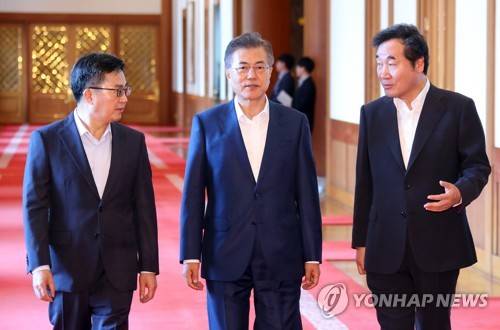 국가재정전략회의 입장하는 문 대통령 (서울=연합뉴스) 배재만 기자 = 문재인 대통령이 31일 오후 청와대에서 열린 국가재정전략회의에 참석하기 위해 입장하며 이낙연 국무총리, 김동연 부총리 겸 기획재정부 장관과 얘기를 나누고 있다. 2018.5.31      scoop@yna.co.kr