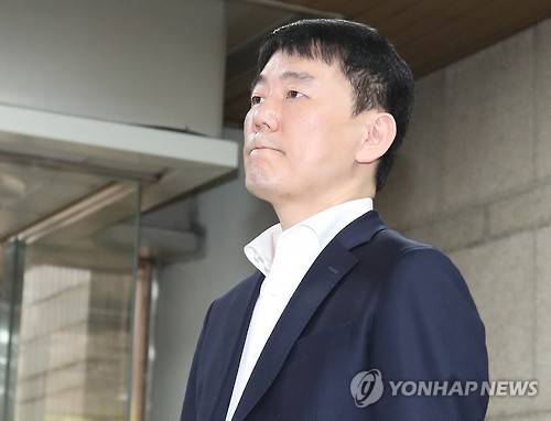 지법 출석하는 이장석 (서울=연합뉴스) 김주형 기자 = 이장석 넥센 히어로즈 대표이사가 16일 오전 구속 전 피의자 심문(영장실질심사)을 받기 위해 서울 서초구 서울중앙지법으로 출석하고 있다. 2016.8.16      kjhpress@yna.co.kr