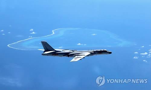 美, 中폭격기 남중국해 인공섬 착륙에 "지역 긴장 고조" (남중국해 AP/신화=연합뉴스) 중국이 최근 남중국해 인공섬에서 H-6K 등 여러 대의 폭격기가 이착륙 훈련을 한 것에 대해  미국 국방부는 19일(현지시간) "남중국해 분쟁지역에서 중국의 계속된 군사기지화는 지역 안정을 해치고 긴장을 고조할 뿐"이라고 지적했다.      bulls@yna.co.kr