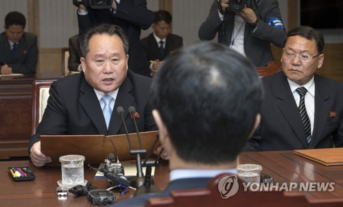 남북고위급회담, 공동보도합의문 발표 (판문점=연합뉴스) 조명균 통일부장관과 리선권 조국평화통일위원회(조평통) 위원장이 1일 판문점 남측 평화의집에서 열린 남북 고위급회담에서 공동보도합의문을 읽고 있다.  [사진공동취재단]    photo@yna.co.kr