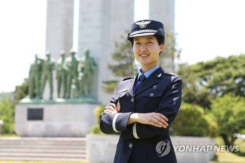 공군 최초 여군장교 최선경 소위 (서울=연합뉴스) 해외 영주권을 포기하고 임관한 최초 공군 여군장교 최선경 소위 1일 경남 진주 공군 교육사령부에서 열린 제140기 공군 학사사관후보생 임관식에 앞서 포즈를 취하고 있다. [공군 제공=연합뉴스]    photo@yna.co.kr