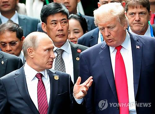 작년 11월 베트남 APEC 정상회의 때 만난 미러정상 [AP=연합뉴스 자료사진]