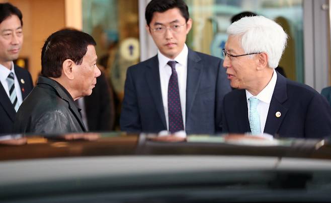 로드리고 두테르테 필리핀 대통령(왼쪽))이 3일 오전 인천국제공항을 통해 입국, 전제국 방위사업청장(오른쪽)과 대화하고 있다. 연합뉴스