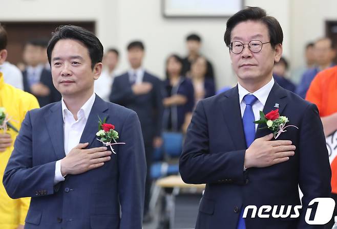 남경필 자유한국당 경기도지사 후보(왼쪽), 이재명 더불어민주당 후보(오른쪽)가 25일 오후 경기도 수원시 영통구 경기도선거관리위원회에서 열린 매니페스토 정책선거 실천 협약식에서 국민의례를 하고 있다. 2018.5.25/뉴스1 © News1 오장환 기자