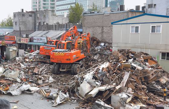 건물 붕괴 후119구조대가 중장비를 동원해 수색작업을 벌이고 있다. [뉴스1]