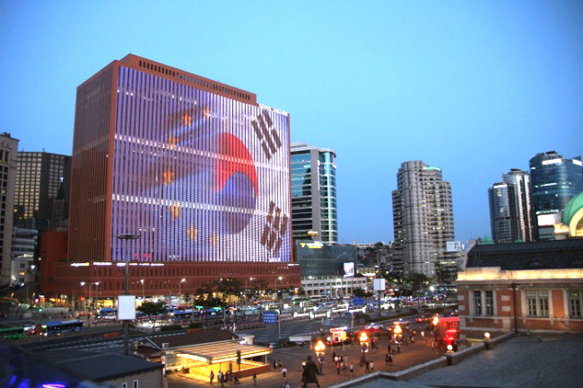 The facade of the Seoul Square building is illuminated with images celebrating 55 years of diplomatic relations between the European Union and Korea from Friday to Tuesday, after 8 p.m. (European Union External Action)