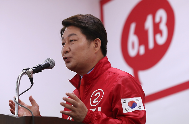 5월23일 대구시 수성구 범어동 자유한국당 대구시당에서 열린 선거대책위원회 발대식에서 권영진 대구시장 후보가 발언하고 있는 모습. ⓒ 연합뉴스