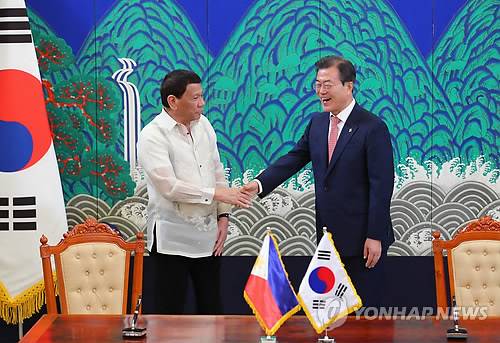 한·필리핀 정상, MOU 체결 마치고 악수 (서울=연합뉴스) 황광모 기자 = 문재인 대통령과 로드리고 두테르테 필리핀 대통령이 4일 오후 청와대에서 열린 한·필리핀 MOU 체결 서명식을 마친 뒤 악수하고 있다. 2018.6.4      hkmpooh@yna.co.kr