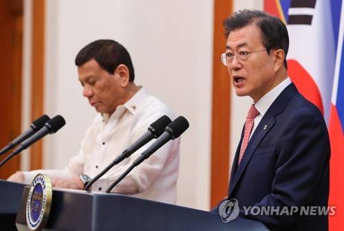 한·필리핀 공동언론 발표 (서울=연합뉴스) 황광모 기자 = 문재인 대통령과 로드리고 두테르테 필리핀 대통령이 4일 오후 청와대에서 열린 한·필리핀 정상 공동언론발표에서 회담 결과 발표를 하고 있다.       hkmpooh@yna.co.kr