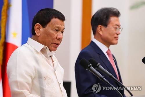 공동언론 발표하는 두테르테 필리핀 대통령 (서울=연합뉴스) 황광모 기자 = 문재인 대통령과 로드리고 두테르테 필리핀 대통령이 4일 오후 청와대에서 열린 한·필리핀 정상 공동언론발표를 하고 있다.       hkmpooh@yna.co.kr