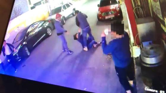 지난 4월 10일 대구 동구 불로동 한 길가에서 20~30대 청년들과 50대 남녀가 서로 폭행하는 장면이 담긴 폐쇄회로TV 영상 캡쳐. [사진 영남일보]