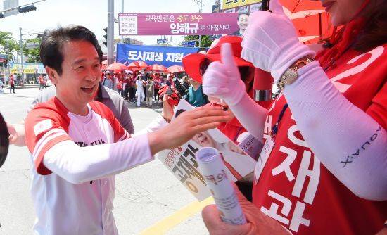 남경필 자유한국당 경기지사 후보가 3일 경기 평택역 광장에서 선거운동원들과 인사하고 있다. 뉴시스