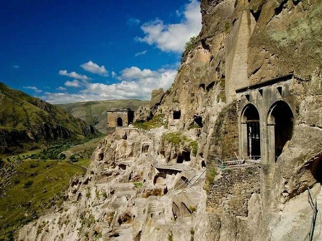 자연과 인간이 만든 거대한 동굴 도시 '바르지아'. (사진=작은별여행사 제공)