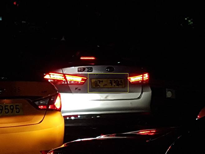번호판 등이 꺼진 채 운행 중인 택시. 주변이 어두워 번호 식별이 사실상 불가능했다 ⓒ채경민