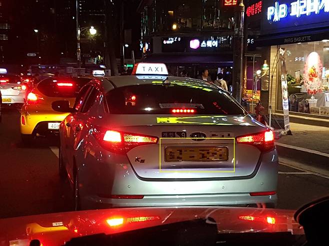 서울 중심부에서 운행 중인 택시. 번호판 등이 모두 꺼져 있다. ⓒ채경민