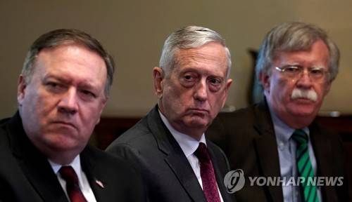 마이크 폼페이오 미 국무장관(왼쪽)과 존 볼턴 백악관 국가안보보좌관(맨 오른쪽) [로이터=연합뉴스]