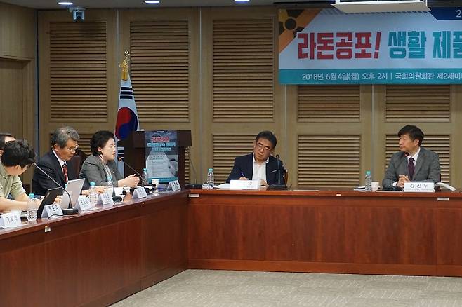 6월 4일 국회의원회관에서 생활제품 속 방사선 안전 대책 토론회에서는 현재 생활주변방사선 안전관리법의 사각지대와 향후 대책에 대한 토론이 이뤄졌다.발언을 하고 있는 신용현 바른미래당 의원의 모습. - 과학기자협회 제공