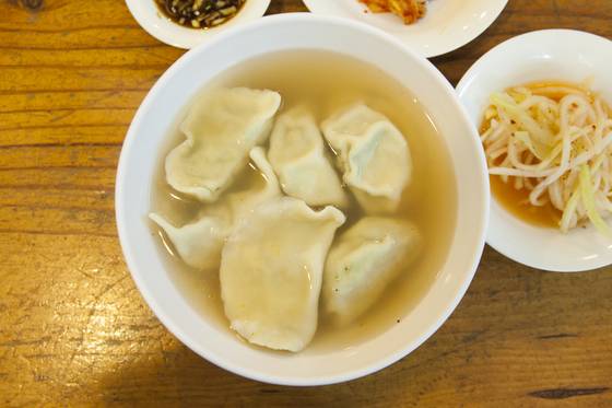 큼직한 평양만두와 담백하면서 시원한 국물이 특징인 '만두집'의 만둣국.