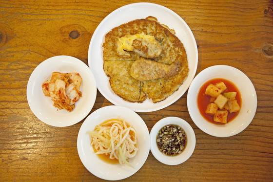 만둣국만큼 인기가 많은 빈대떡과 고추부침.