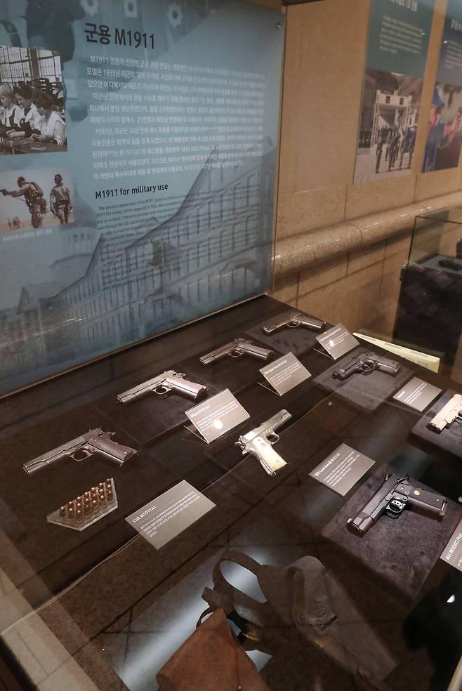 '콜트 M1911'은 1985년 퇴역하기까지 약 200만 정이 생산되었다. 전시된 군용 '콜트 M1911'. 우상조 기자
