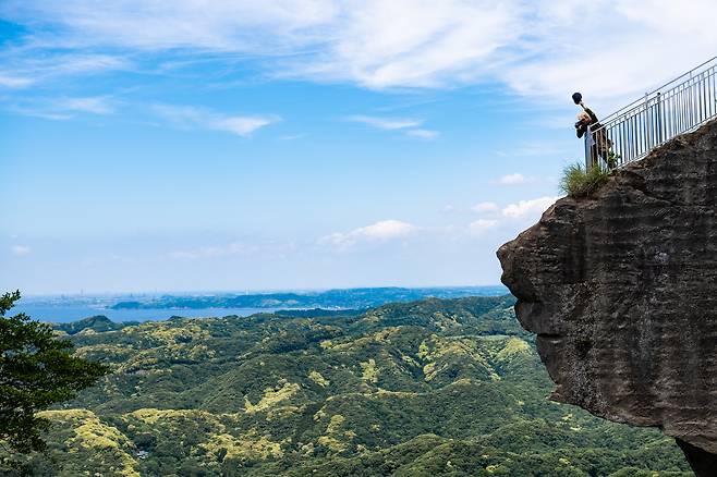 백척관음상 위에 툭 튀어나온 바위에서 아래를 내려다보는 관광객. 이것을 '지옥엿보기'라고 부른다. ⓒ지상훈
