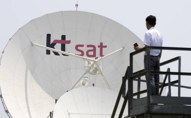 KT SAT 관계자가 7일 충남 금산위성센터에서 40여개의 위성 수신 안테나를 바라보고 있다. ⓒ 연합뉴스