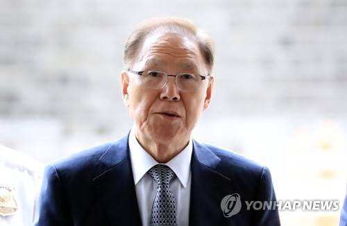 재판 출석하는 'MB 집사' 김백준 (서울=연합뉴스) 서명곤 기자 = 이명박 전 대통령이 국가정보원에서 특수활동비를 상납받는 데 관여한 혐의로 재판에 넘겨진 'MB 집사' 김백준 전 청 와대 총무기획관이 18일 오후 서울 서초구 서울중앙지법에서 열린 속행 공판에 출석하기 위해 법정으로 향하고 있다. 김 전 기획관은 지난 2일 보석(보증금 등 조건을 내건 석방)으로 석방됐다. 2018.5.18      seephoto@yna.co.kr