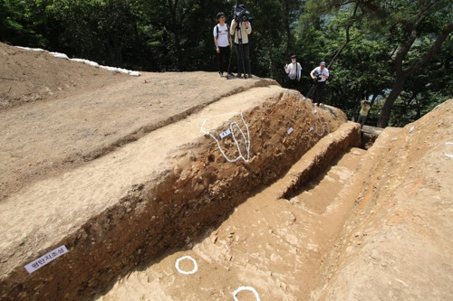 (함안=연합뉴스) 박상현 기자 = 국립가야문화재연구소가 7일 함안 가야읍 가야리에서 개최한 발굴조사 설명회에서 공개된 토성 성벽.