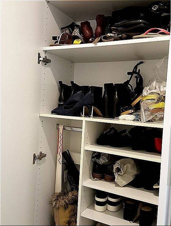 신발이 쌓여 있는 신발장. 비슷비슷한 신발이 많이 보인다. [사진 정희숙의 똑똑한 정리]