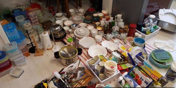 주방용품을 정리할 때도 한곳에 모아 놓고 버릴 것과 남길 것을 정한다. [사진 정희숙의 똑똑한 정리]