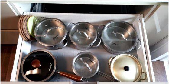 비슷한 크기의 냄비가 많다면 1~2개만 남기고 나머지는 버리는 게 낫다. [사진 정희숙의 똑똑한 정리]