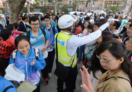 7일 오전 편안한 옷을 입은 수험생들이 칭다오에서 가족들의 응원을 받으며 시험장으로 들어가고 있다.[AFP=연합뉴스]