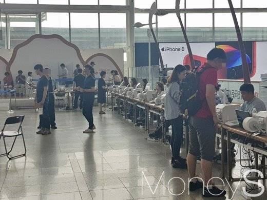 시민들이 사전투표 용지를 받고 있다./사진=심혁주 기자